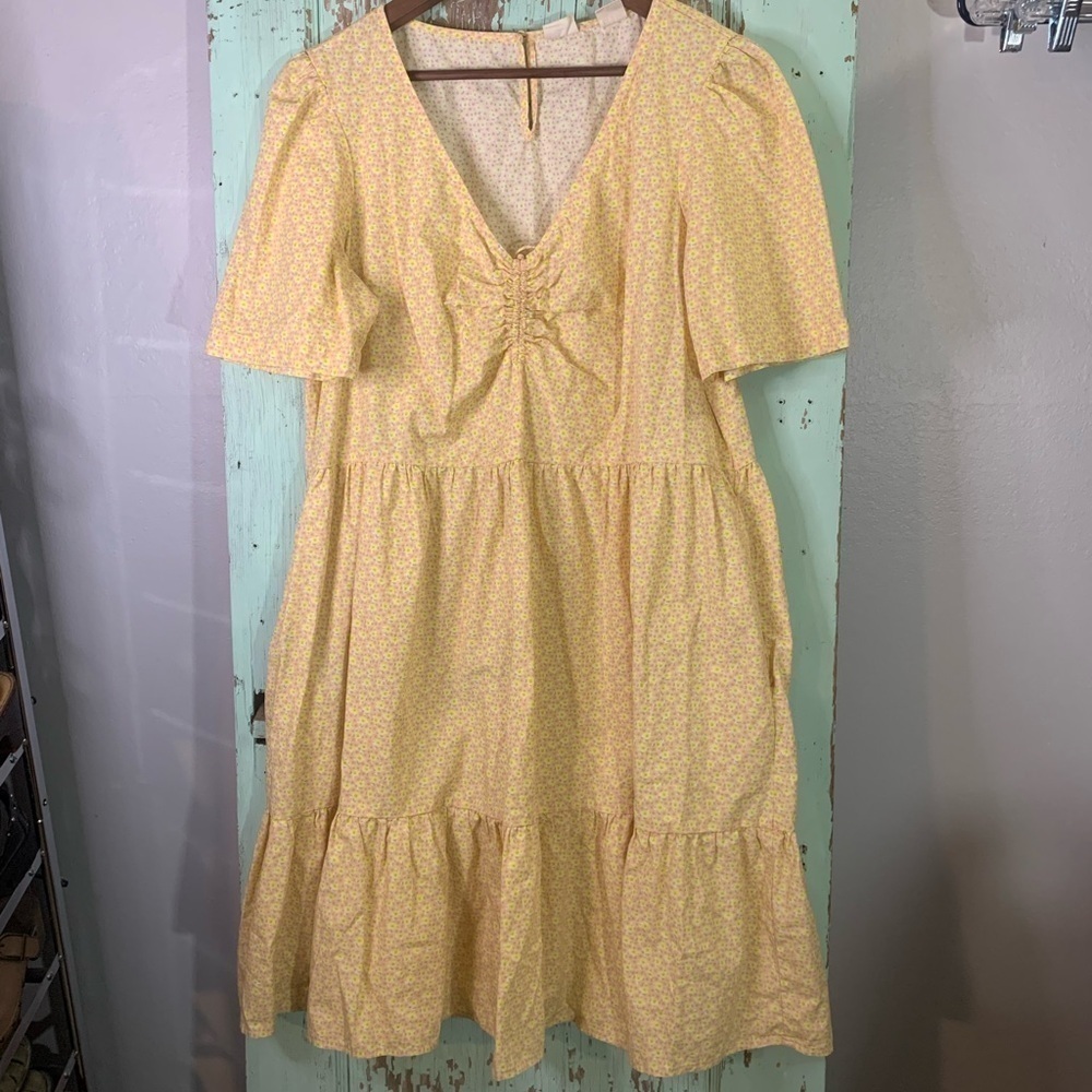 Women’s Levi’s XL yellow floral dress with v-neckline short sleeves and pockets